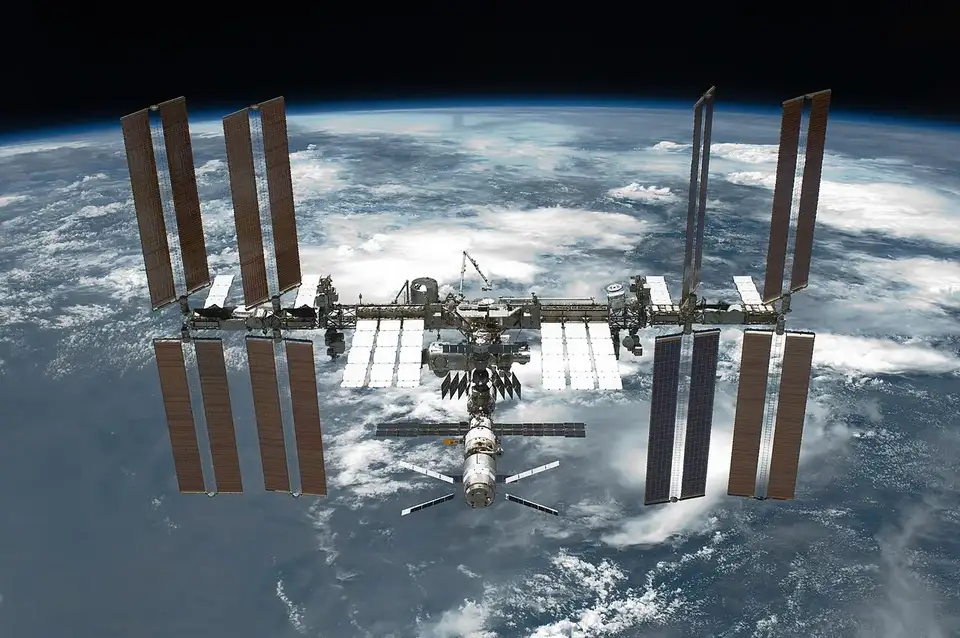 La Station spatiale internationale au-dessus des nuages, photographiée depuis la navette Endeavour en 2011.